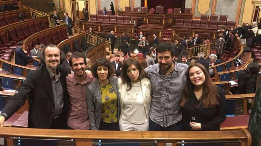 Segundo plano en el Congreso  |  El papel de En Marea durante la negociación con el PSOE para formar gobierno ha generado polémica interna y externa, pues la primera oferta de Podemos no incluía referencia a Galicia ni incorporaba las peticiones de la coalición gallega, como la derogación de la renovación del permiso a Ence. En la imagen, por la izquierda, los seis diputados de En Marea: Miguel Anxo Fernán Vello, David Bruzos, Alexandra Fernández, Yolanda Díaz, Antón Gómez-Reino y Ángela Rodríguez.