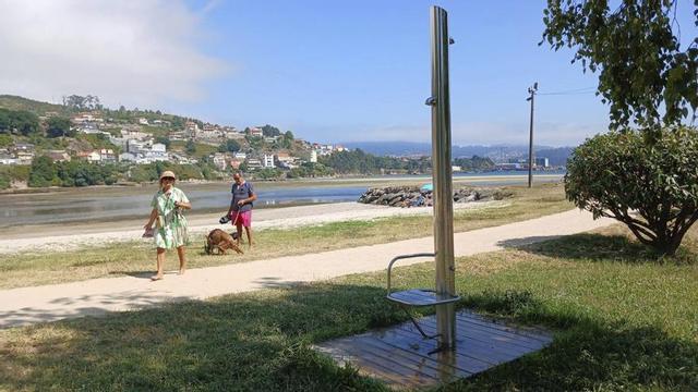 La playa del relleno de Samertolaméu es la última que se incorporó al servicio de duchas en Moaña. | SANTOS ÁLVAREZ
