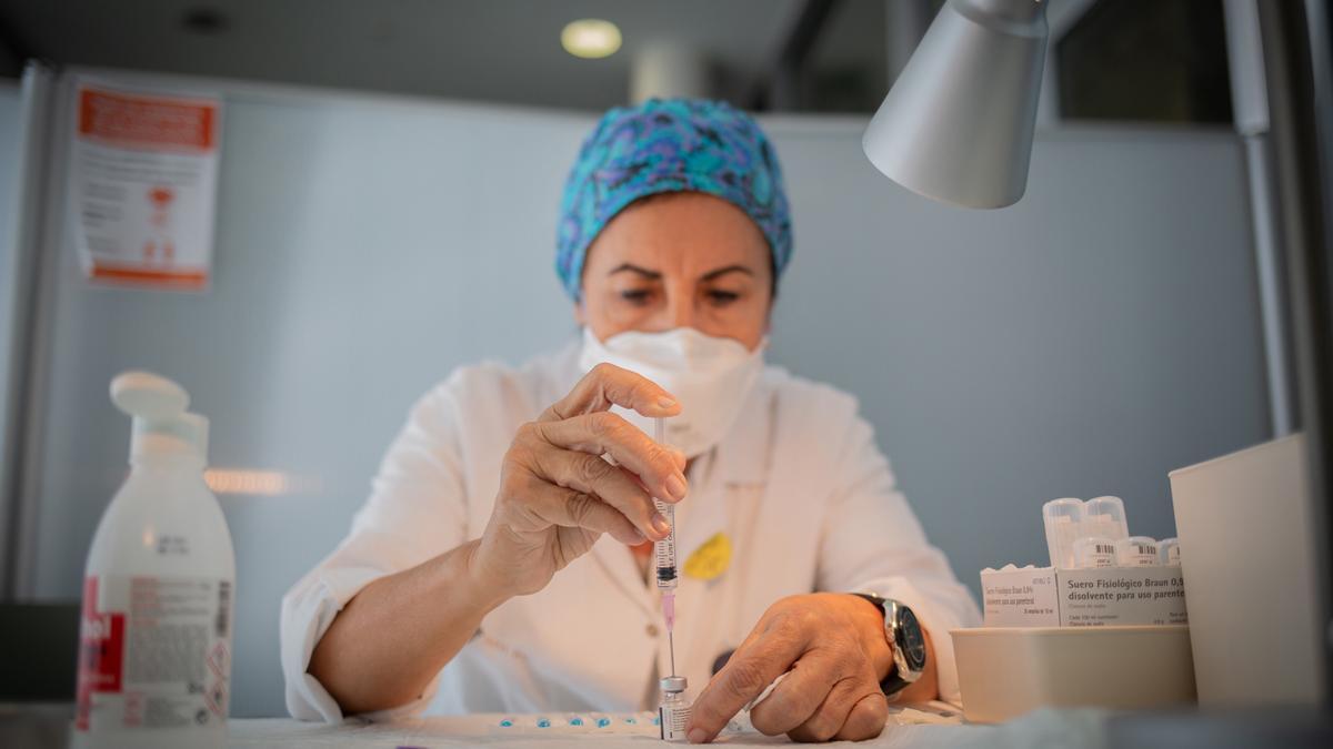 Imagen de archivo - Una enfermera prepara la vacuna Pfizer-BioNtech contra el COVID-19 antes de administrársela a un profesional sanitario en el Hospital de la Santa Creu i Sant Pau de Barcelona, Catalunya (España), a 14 de enero de 2021.