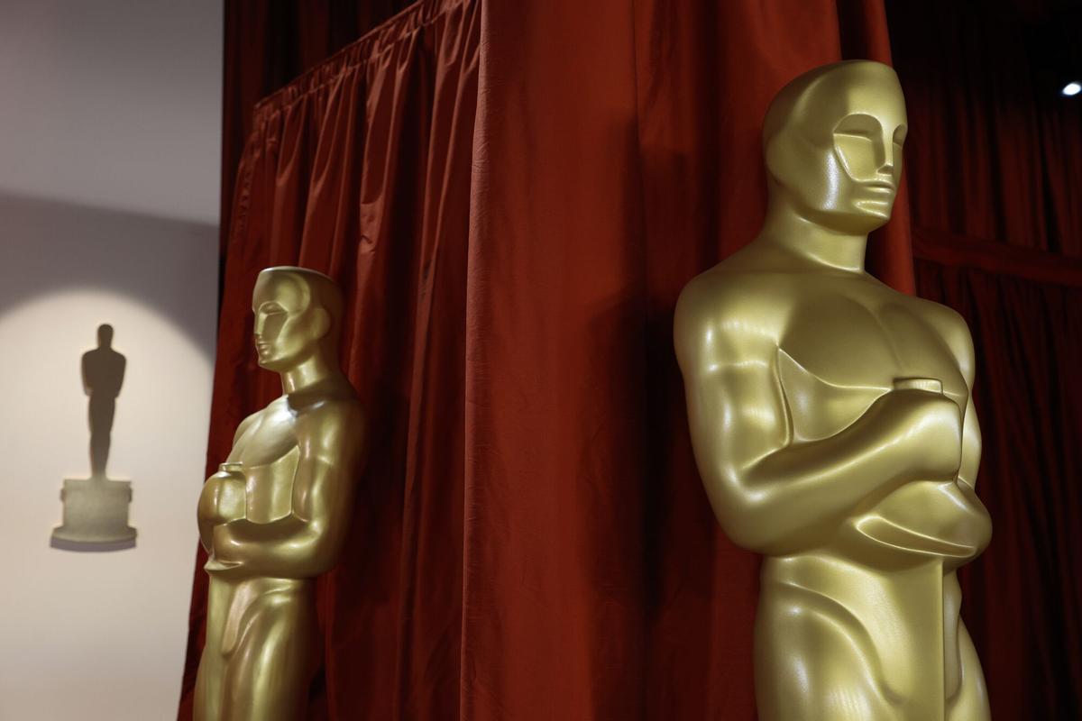 Fotografía de archivo de estatuas de los Oscar.