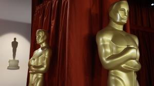 Fotografía de archivo de estatuas de los Oscar en la alfombra de llegadas durante los preparativos para la 95a ceremonia anual de los Premios Oscar en el Dolby Theatre en Hollywood, Los Ángeles, California, EE. UU. .EFE/EPA/John G. Mabanglo. NO VENTAS ZONA EPA