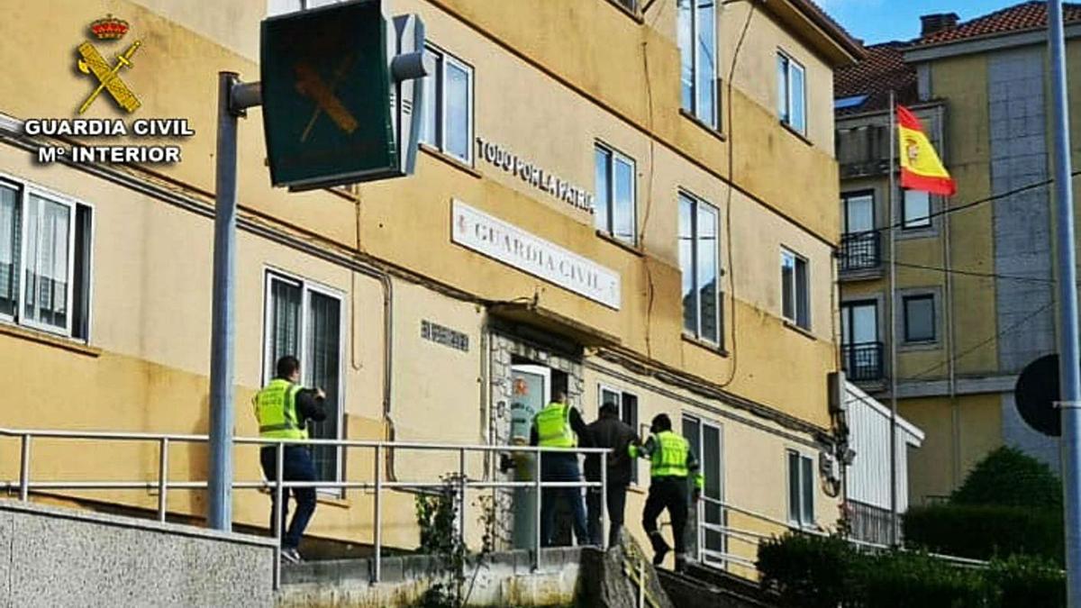 Traslado del camionero detenido al cuartel de la Guardia Civil en Lalín.