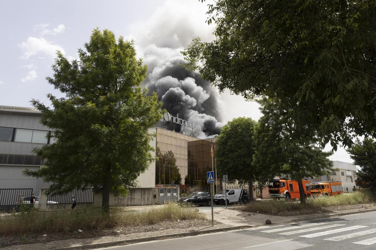 Más de seis dotaciones de bomberos trabajan en la extinción del incendio industrial de Xàtiva