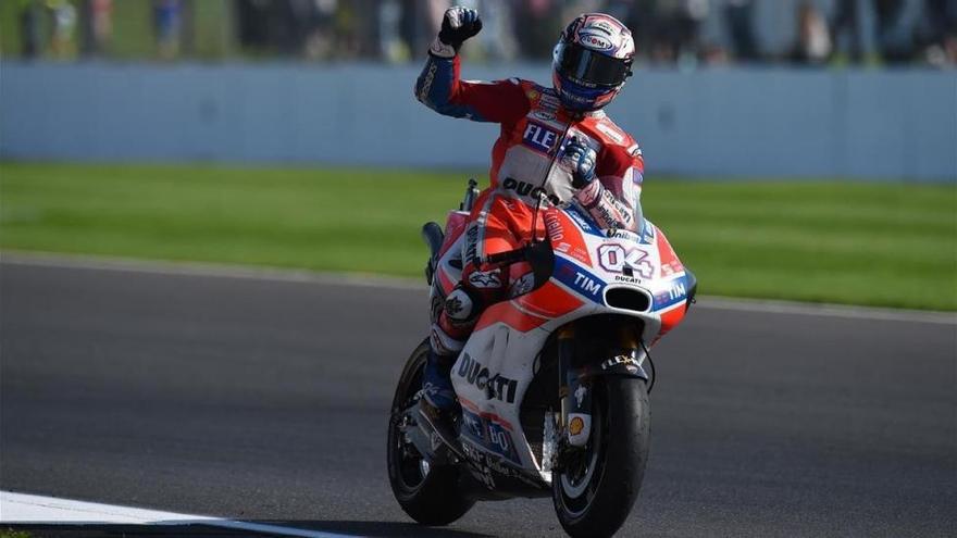 Golpe de autoridad en Inglaterra: vence Dovizioso, rompe Márquez