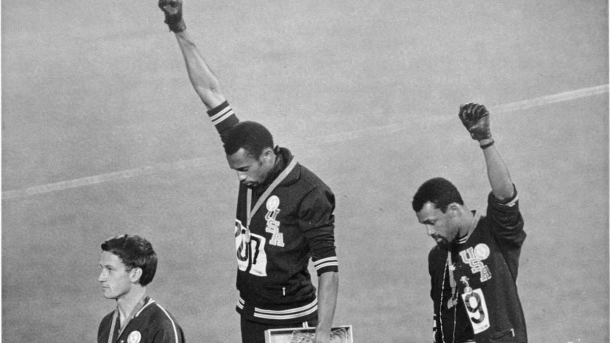 Tommie Smith y John Carlos, junto con el australiano Peter Norman, en el podio de los 200 metros.