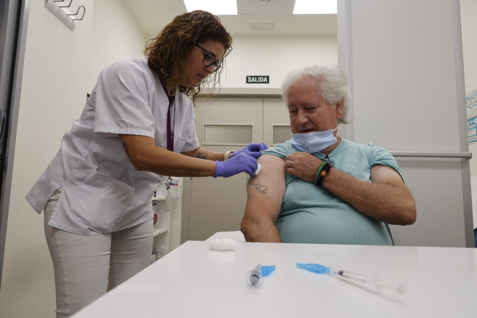 La campaña de vacunación 2023-2024 contra la gripe y la covid-19 arranca inmunizando a los más vulnerables