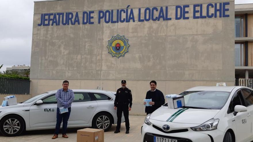 Un instante del reparto de mascarillas a las asociaciones de taxistas de Elche