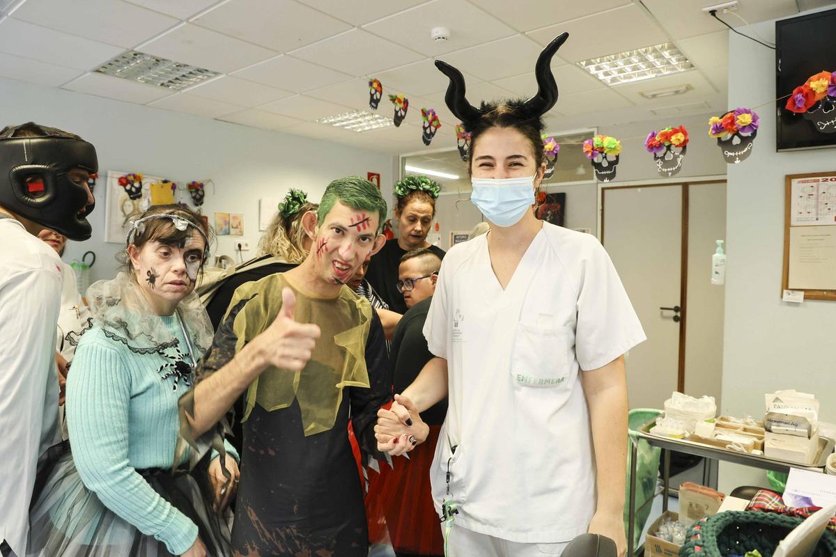 El Hospital de Sant Joan humaniza la atención al paciente oncológico con disfraces del personal de Enfermería y decoración de Halloween realizada por el Centro San Rafael El Hospital de Sant Joan humaniza la atención al paciente oncológico con disfraces del personal de Enfermería y decoración de Halloween realizada por el Centro San Rafael
