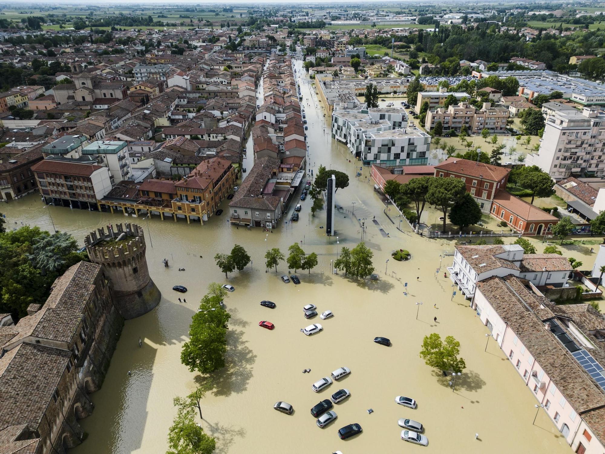 Fuertes inundaciones golpean Emilia-Romagna, Italia, afectada por la sequía