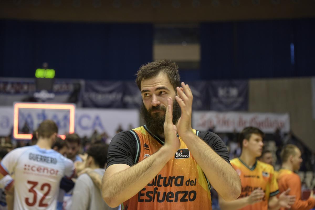 Bojan Dubljevic, capitán del Valencia Basket, aplaude tras la victoria del equipo en Santiago de Compostela