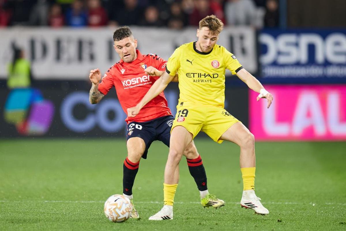 Vanat disputa una pilota amb Javi Galán en una acció del partit.