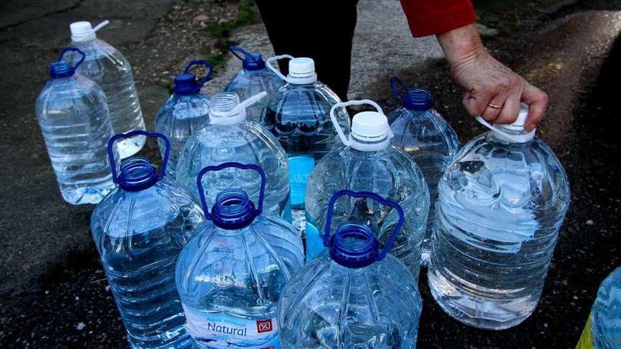 Los vecinos hacen acopio del agua en garrafas.