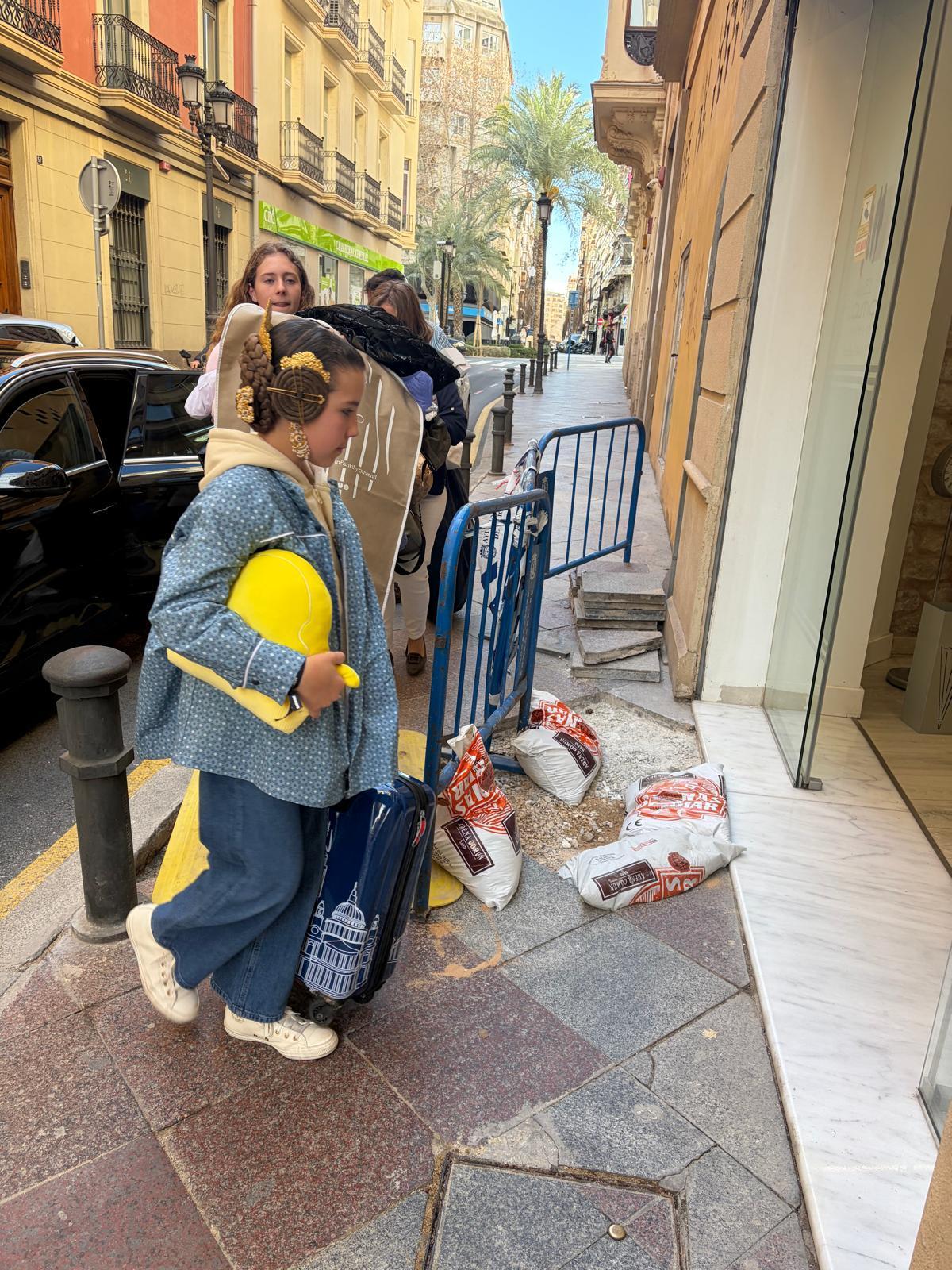 Clientes acceden al hospedaje sorteando el agujero que dejó la actuación incompleta del Ayuntamiento.