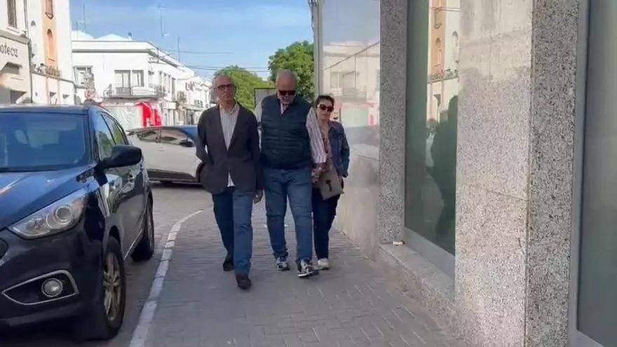 Los familiares de los detenidos por el asesinato de Francisca Cadenas mantienen silencio a su llegada al juzgado de Villafranca de los Barros
