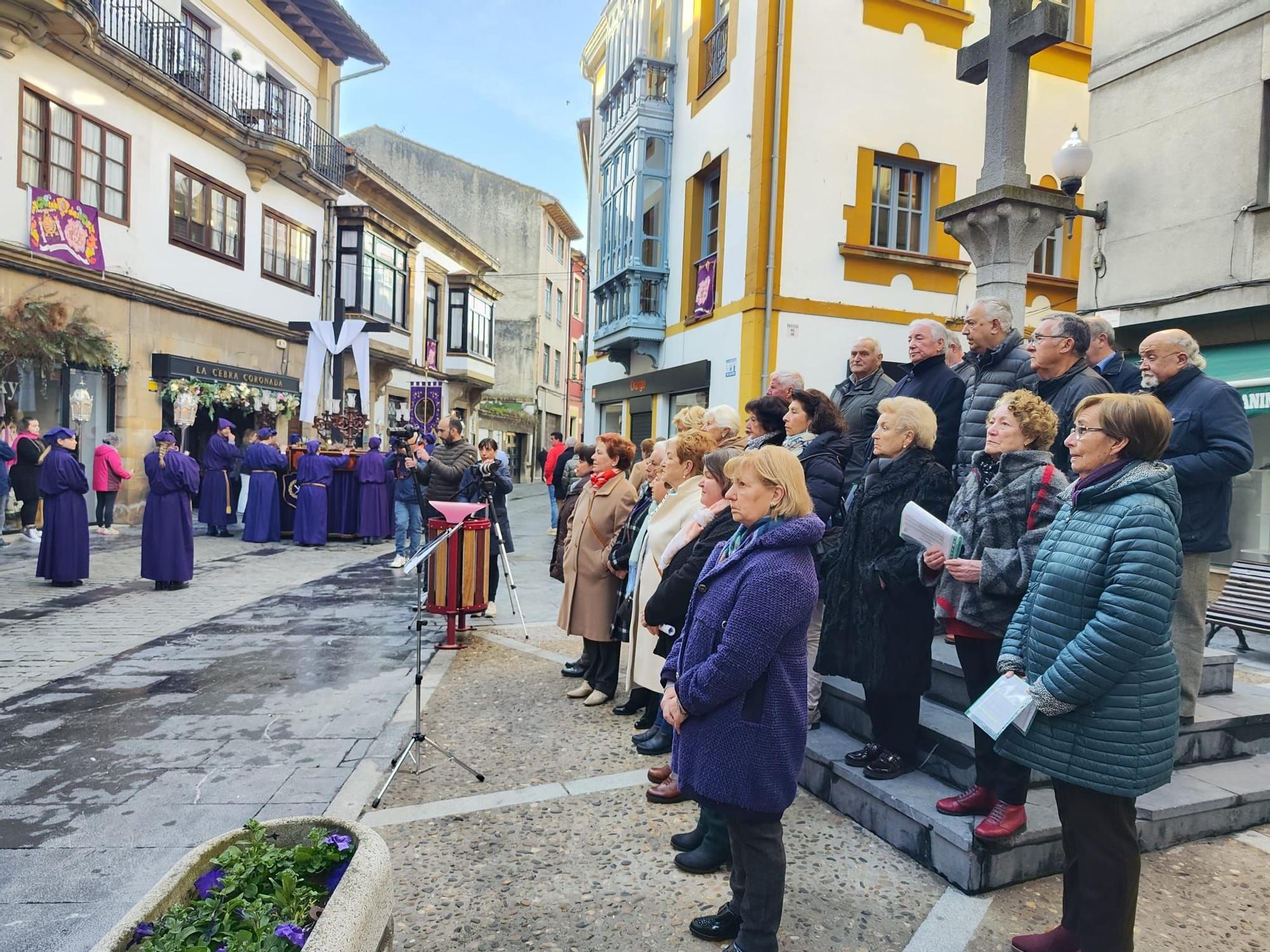 La procesión de la Soledad recorre Villaviciosa: así es la cita más íntima de la Semana Santa maliaya