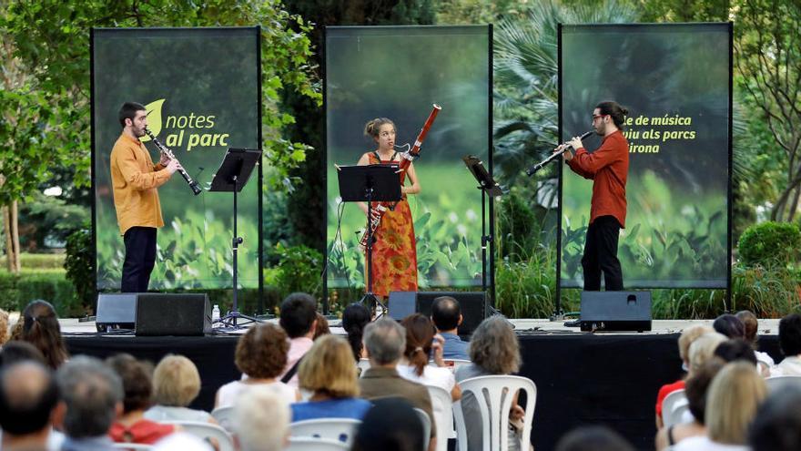 El concert Trio Capmany dins del cicle de música Notes al Parc a la plaça de les Botxes de la Devesa