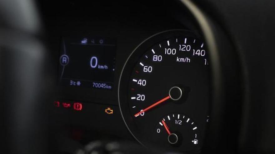 Si se enciende la luz de la batería en tu coche, este es el problema