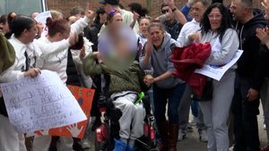 La madre del menor con parálisis agredido en Santander denuncia que las medidas no están funcionando