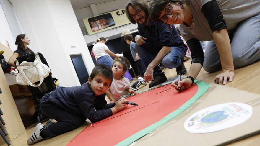 Pela izquierda, Tomi Suárez, Gonzalo Suárez, Dani Hernández y Carmela Romero, pintando a lo llargo de l’actividá.