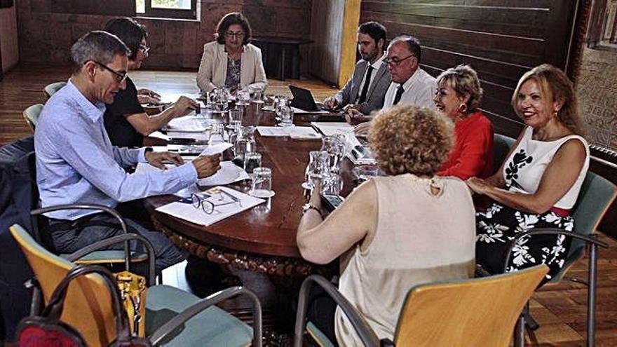 La consejera María José Guerra, en la primera reunión de trabajo con el equipo de dirección de Educación.