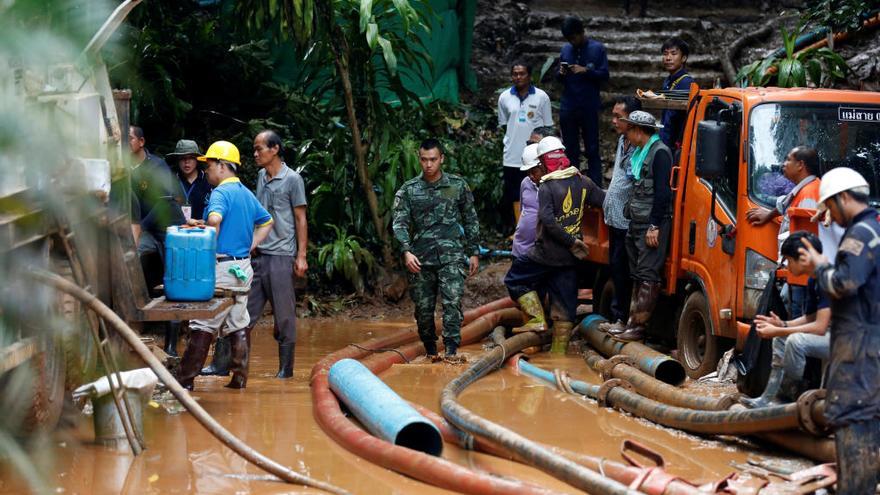 Localitzats amb vida els tretze desapareguts fa més d&#039;una setmana dins d&#039;una cova al nord de Tailàndia