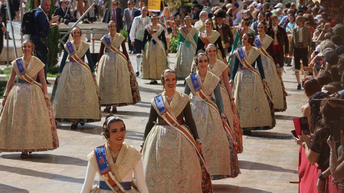 Las falleras en la procesión cívica del 9 d'Octubre