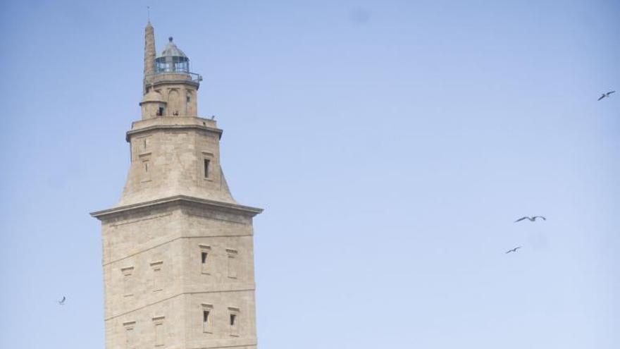 Visitantes pasean por el entorno de la Torre de Hércules.