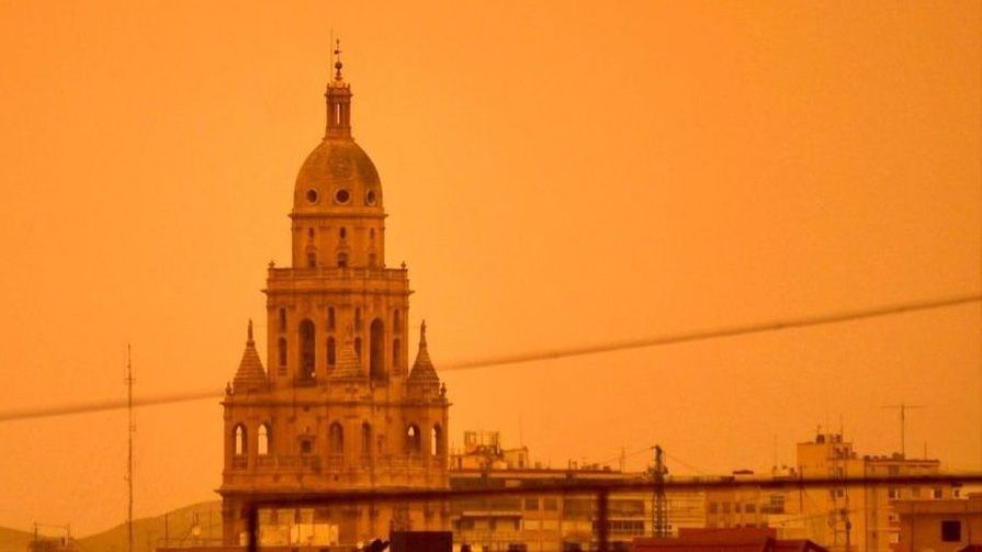 El polvo sahariano tiñe de naranja el cielo de Murcia y Almería