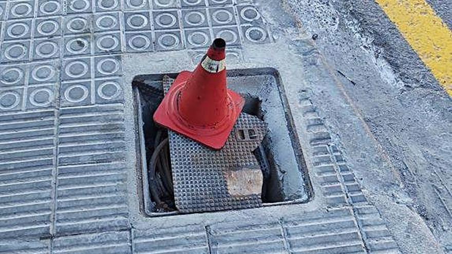 Una tapa enfonsada des de fa massa dies a la carretera del Pont