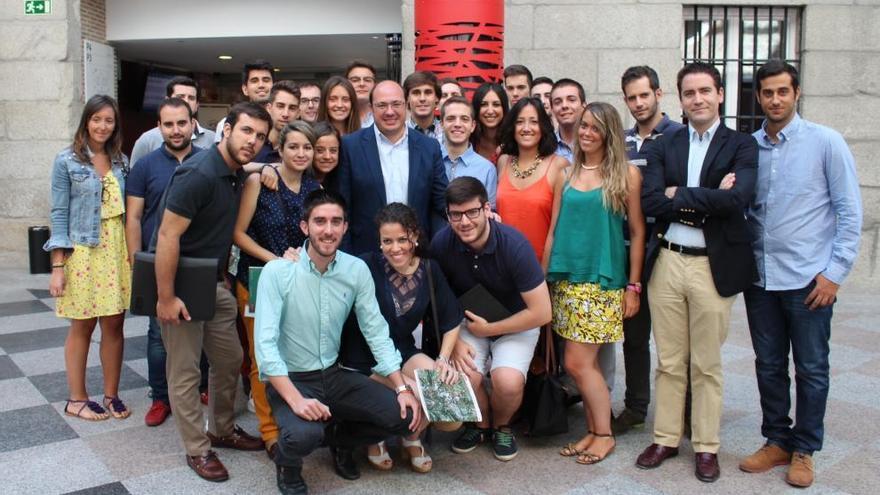 El presidente de la Comunidad Autónoma, Pedro Antonio Sánchez, con alumnos del curso de verano de la Universidad Complutense de Madrid