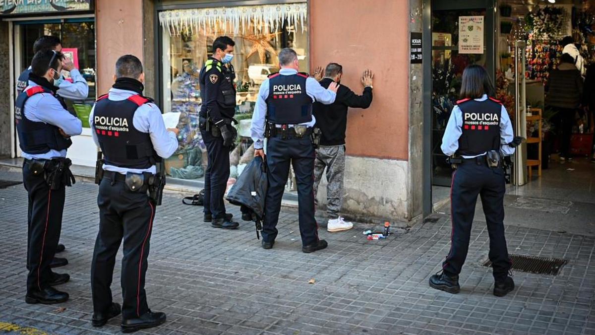 Barcelona 26/11/21 Sociedad. Atracamment en oficina bancaria. Detención de un supuesto sospechoso relacionado con el atraco, finalmente ha resultado no ser el atracador de la entidad banccariaSantander situado en avenida Meridiana. AUTOR: MANU MITRU