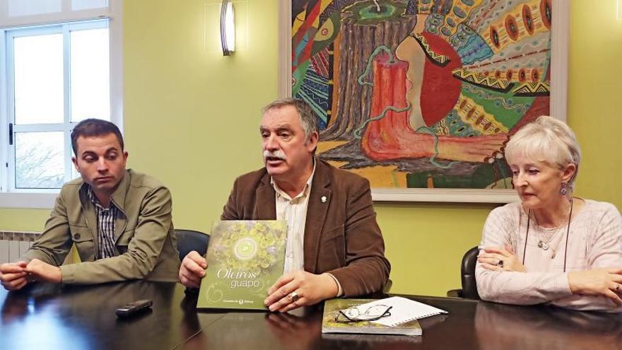 Seoane, ayer en la presentación del libro, entre Cibeira y Varela.  | // L.O.