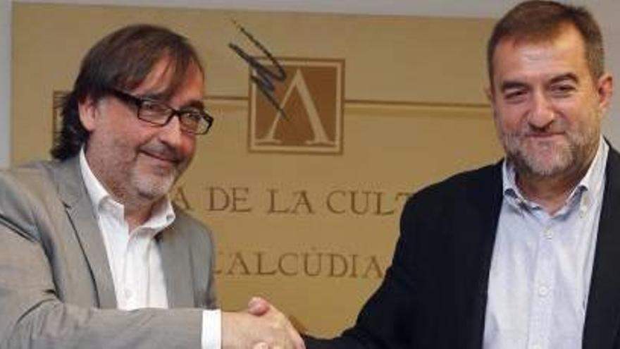 Andreu Salom, de l&#039;Alcúdia, y Salvador Montañana, de Guadassuar, se estrechan la mano.