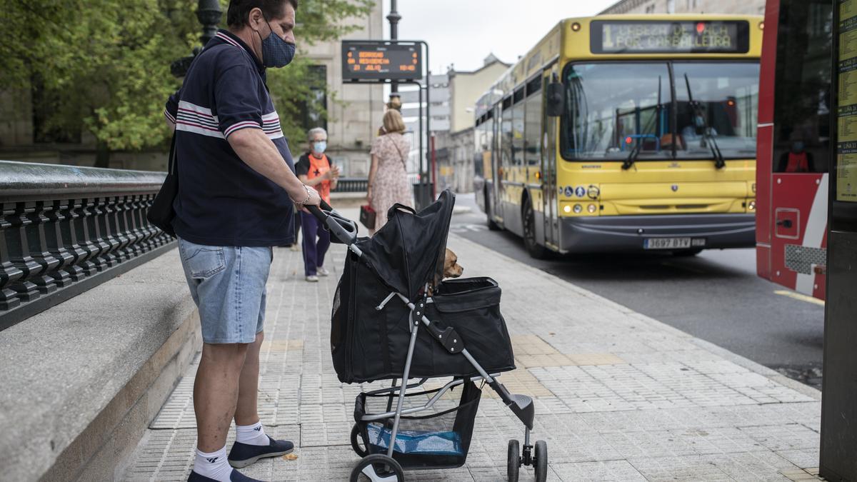 Francisco Mosquera espera al autobús para subirse en la parada de la Alameda. //BRAIS LORENZO