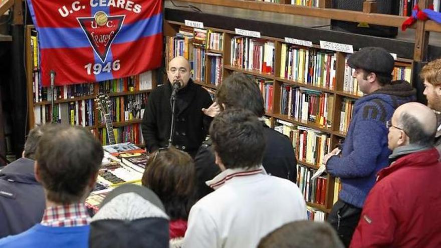 el fútbol de paradiso. Maxi Rodríguez, en el centro de la foto, al fondo, fue el maestro de ceremonias de la ingeniosa presentación de «Entre líneas», ayer, en la librería Paradiso: tiró de biografía: rodaron balón y teatro.