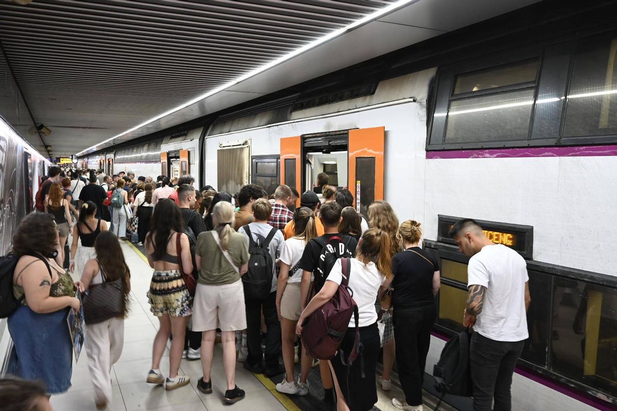 Pasajeros subiendo a un tren de Rodalies, en Barcelona.
