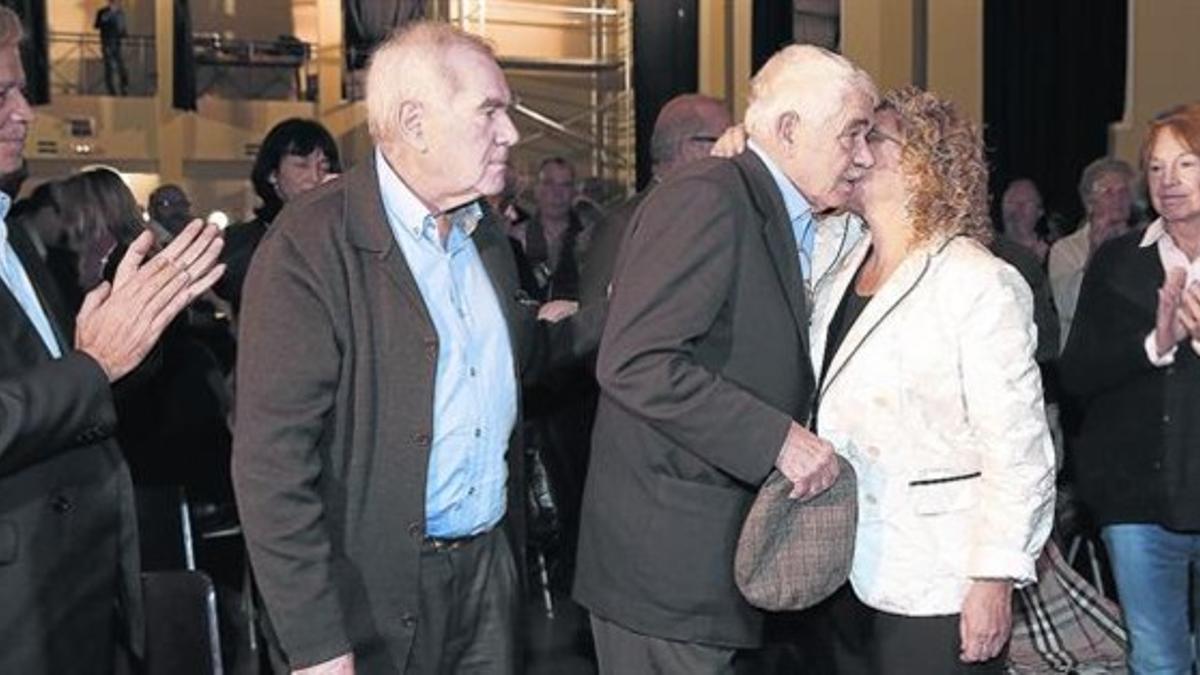 El 'expresident' Pasqual Maragall, junto a su hermano Ernest, saluda a la 'exconsellera' Marina Geli, ayer en el Casinet d'Hostafrancs de Barcelona.
