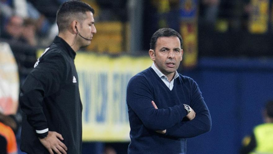 El entrenador del Villarreal, Javier Calleja, durante el partido de Liga en Primera División ante Osasuna