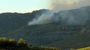 Dos incendis al Priorat confinen Porrera i amenacen el Montsant