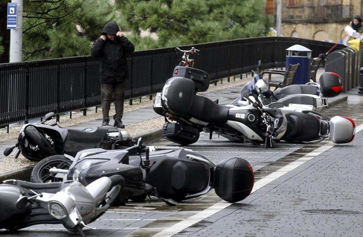 A Sant Sebastià les fortes ratxes de vent han tombat diverses motos.