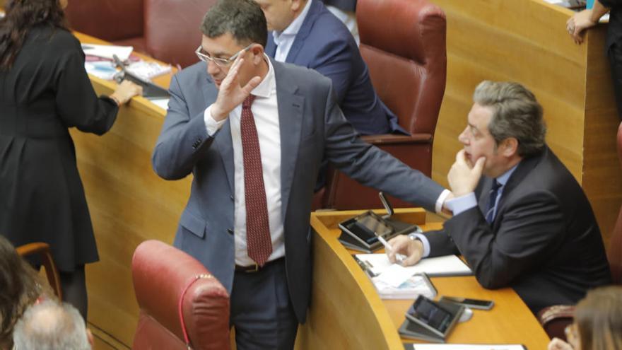 Enric Morera, de Compromís, y José María Llanos, de Vox, en las Corts.