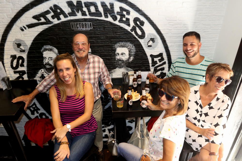 María Montiel,Rafael O’donnell, Rosa Gavira, Guillermo Roca y Carmen Barba en el bar Jamones de la calle Carretería.