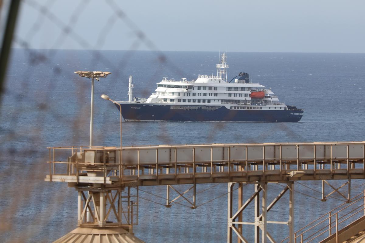 Vista del crucero MV Hondius donde se han registrado los primeros casos del brote de Hantavirus, al llegar a Cabo Verde esta semana.