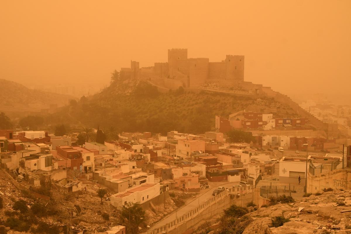 Imagen de la Alcazaba de Almería con el cielo cubierto por la intensa calima.