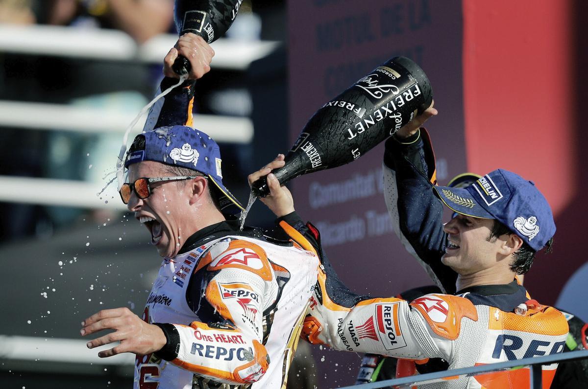 GRA180. VALENCIA, 12/11/2017.- El español Marc Márquez (i) (Repsol Honda) celebra con su compañero Dani Pedrosa (d), ganador de la carrera, su sexto título mundial, su cuarto en MotoGP, tras finalizar tercero en el Gran Premio de la Comunidad Valenciana disputado hoy en el circuito Ricardo Tormo de Cheste. EFE/Manuel Bruque. gp comunitat valenciana 2017