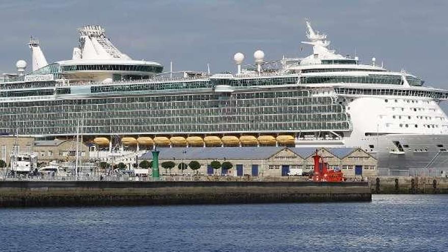 El &quot;Independence of the Seas&quot;, atracado ayer en el muelle de trasatlánticos.