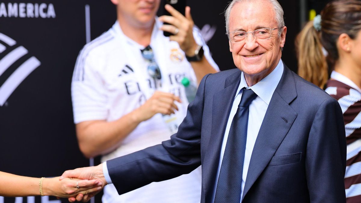Florentino Pérez bajó al césped del Hard Rock Stadium durante el partido inaugural del Real Madrid contra Al Hilal.
