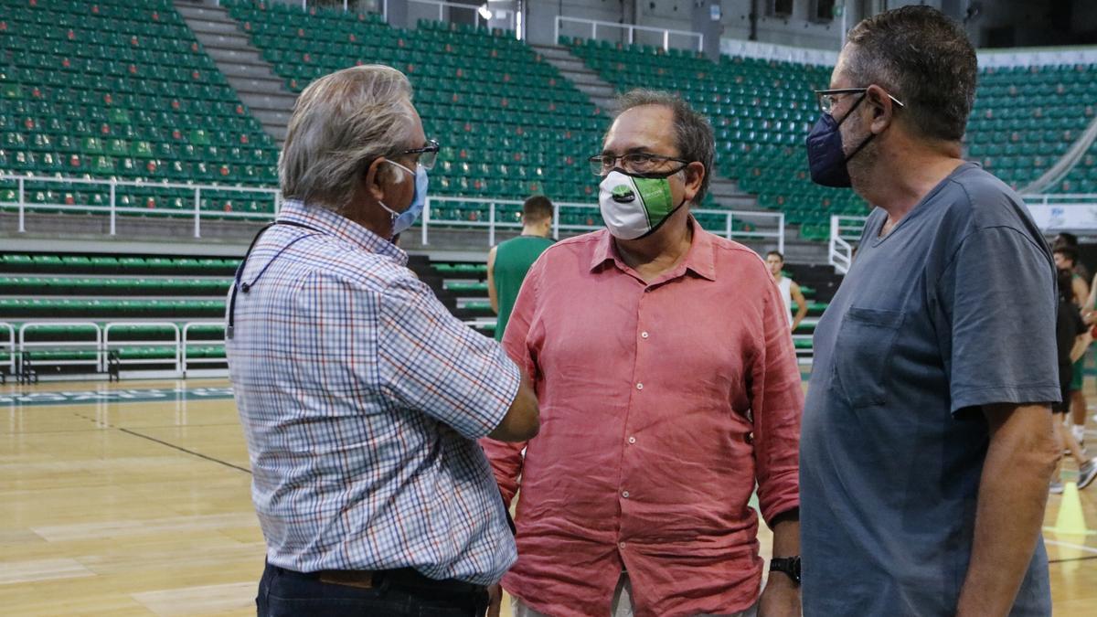 José Manuel Sánchez, en el centro de la imagen, dialoga con Pedro Núñez.