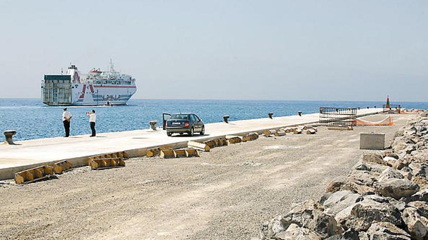 Dos personas realizan, ayer, labores de mediciones en el nuevo muelle de cruceros.