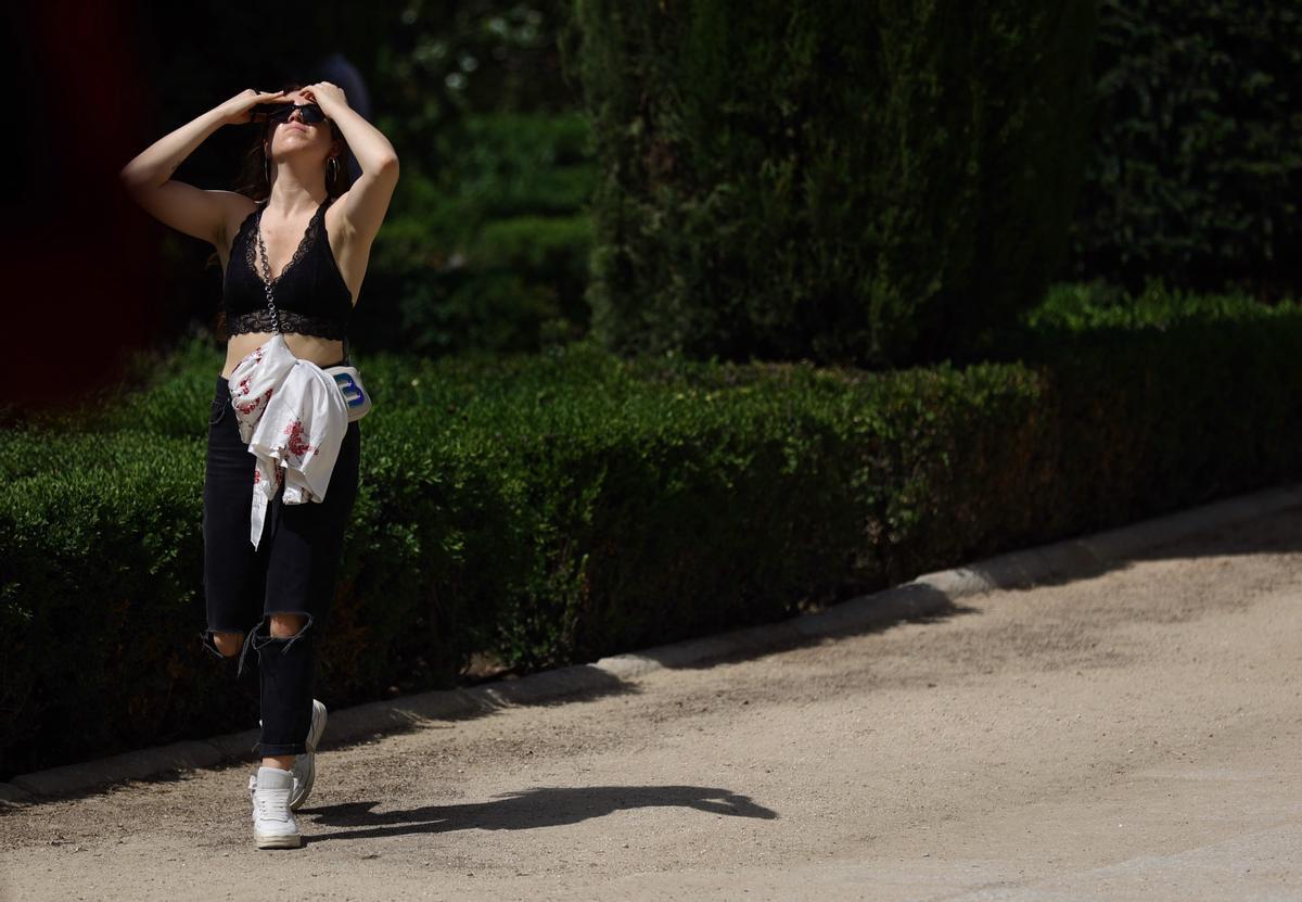 Una mujer pasea en Madrid con temperaturas cercanas a los40ºC